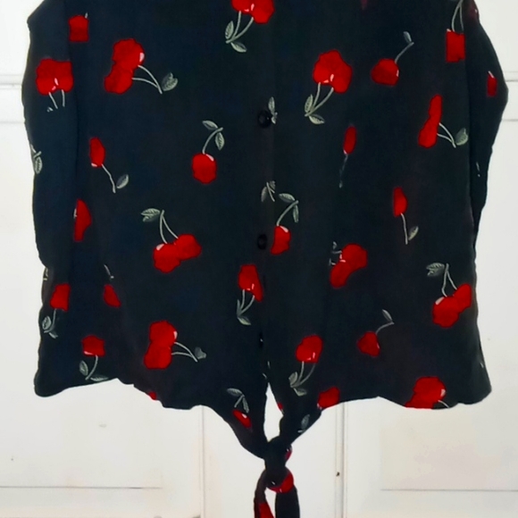 Free With Bundle Hot topic 🍒 crop top - Picture 3 of 4